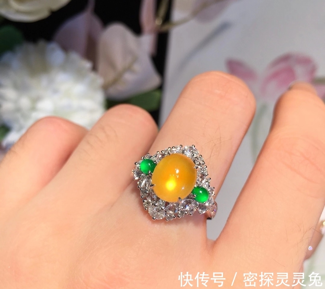 手镯#它自带高贵被称为“金翡翠”,如阳光般的温暖,给人庄重典雅之感