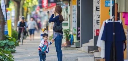 自尊|“睡衣妈妈”校门口接娃放学，网友方便了自己，伤了孩子自尊