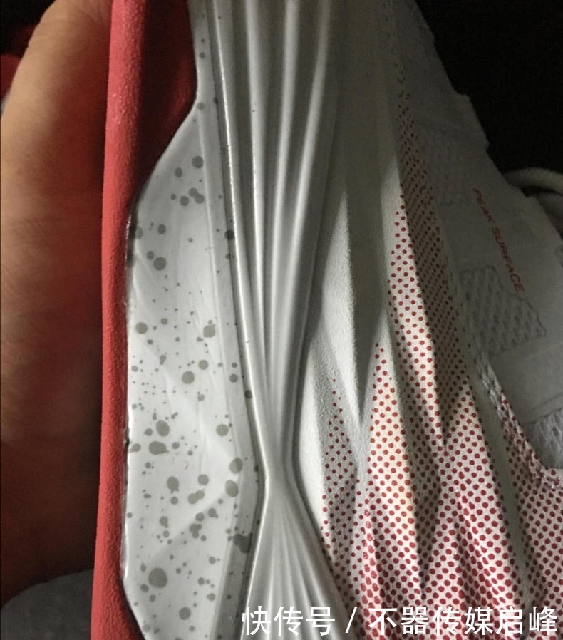 你敢相信!球星签名鞋第一代就有大底碳板!