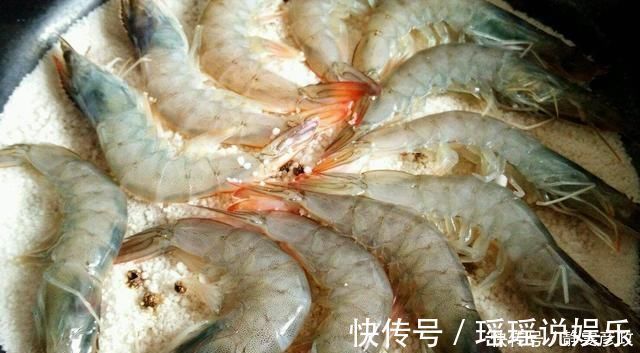 做盐焗虾时，不要直接加盐，多加一步，盐焗虾才能更美味