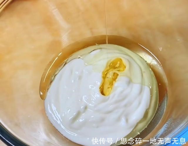 口感细腻的酸奶蛋糕,吃腻了平常的蛋糕,就试试这个吧!