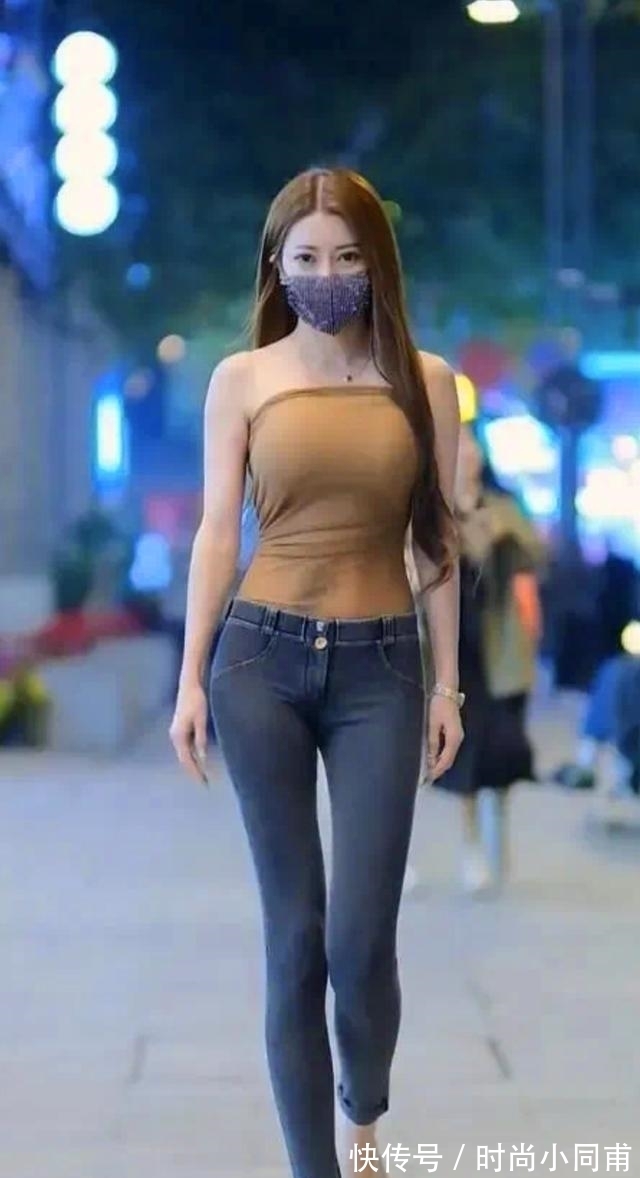 气场|御姐福音，深棕色吊带背心搭黑色牛仔裤，气场十足！