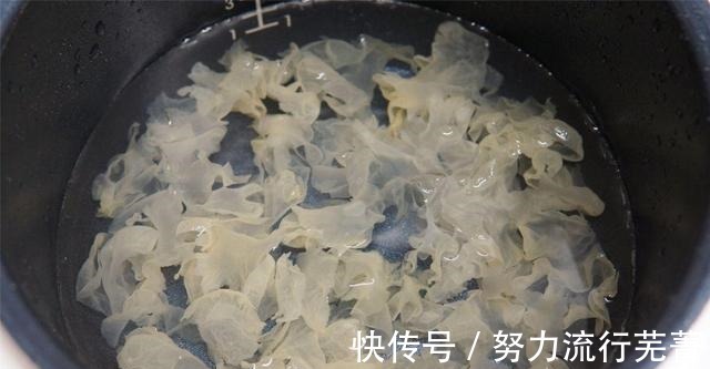 胶质|秋天干燥,聪明女人会煮“养颜粥”,早餐多喝它,面似桃花过深秋!