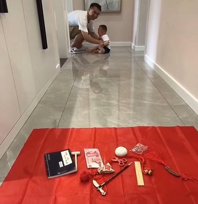 宝宝|宝宝抓周“出师不利”,刚登场就栽倒,哭着抓取的物品笑翻妈妈