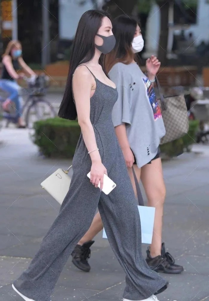 深灰色吊带连体裤,潇洒时尚,垂感十足