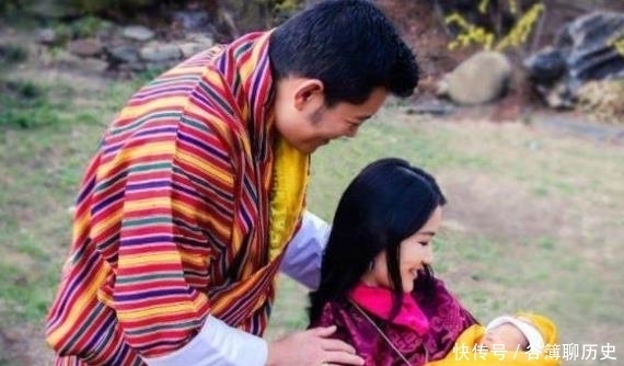 不丹|4岁龙太子好受宠！被不丹国王扛在肩上，呆萌样子逗笑高冷王后