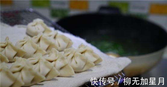 香喷喷|香喷喷的蔬菜汤饺，一口鲜汤一口饺子，老人孩子都喜欢！