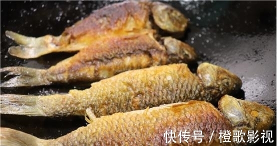 粘锅|无论煎鱼还是煎豆腐,万不可直接下锅,多加这一步,不破皮不粘锅