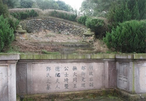 清官裹草席下葬,盗墓贼不屑一顾,300年后农民却挖出座金山