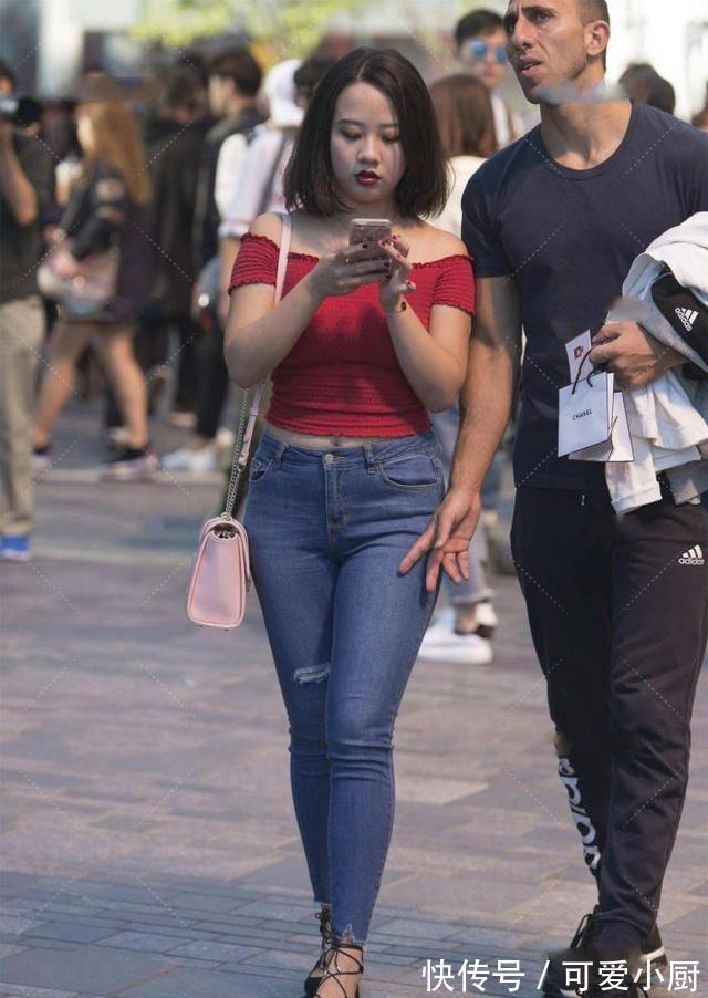 风格 美女红色一字肩,搭配“浅蓝色牛仔裤”,简单又时尚的美丽穿搭
