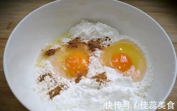 焯水|教你炸出酥脆蘑菇，裹上面粉有技巧，脆香又不油腻