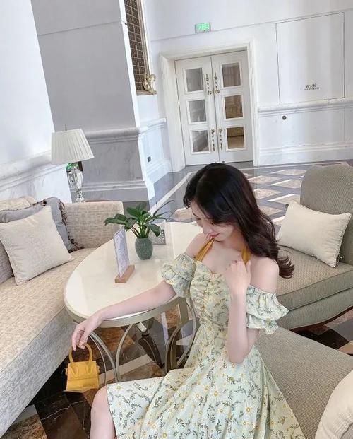 这才叫省布料设计！雏菊抹胸吊带裙可盐可甜，绑脖设计最是特别