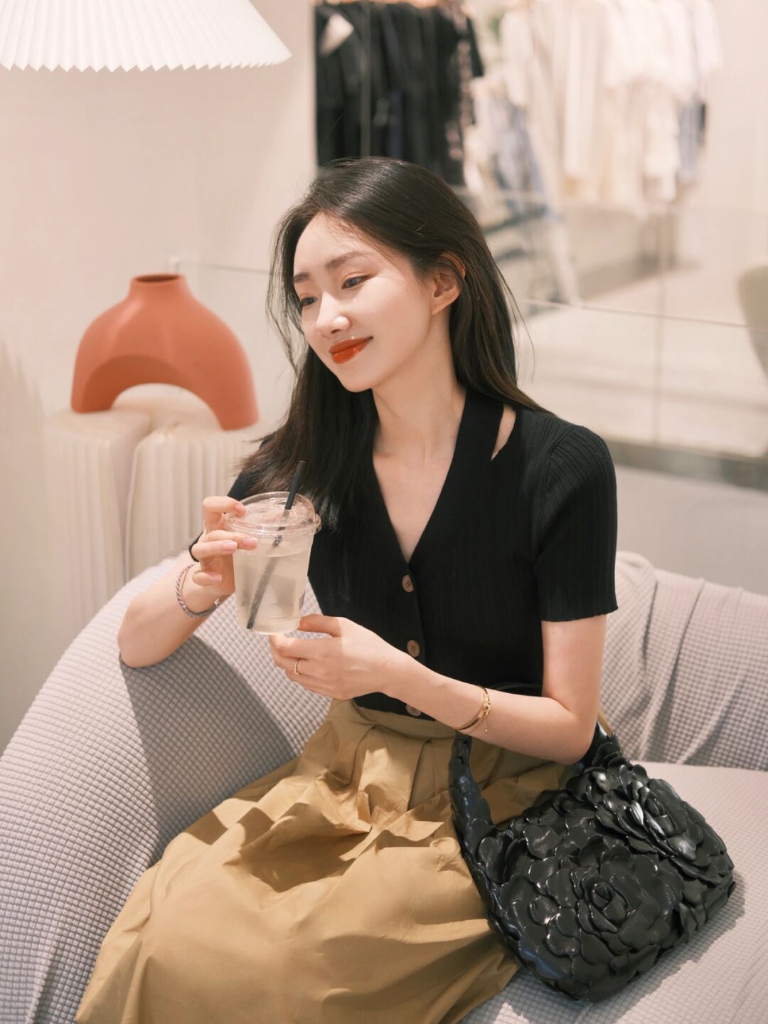 搭配|夏季,如何穿出气质女神范,针织衫搭配半身裙简约高级,清爽干练