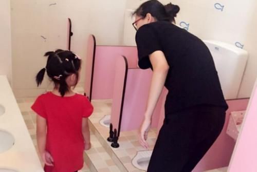 宝妈|幼儿园的厕所照片被老师误发到家长群,宝妈看后不淡定:给个说法