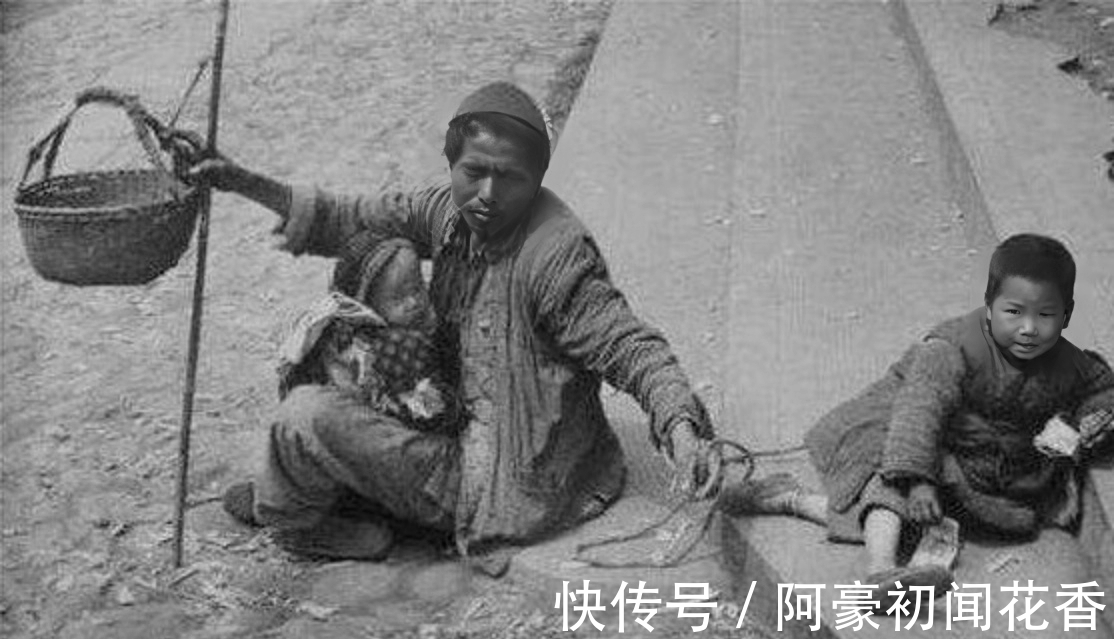 天良!同治年间,俩乞丐街头耍“人面蛇”,真相令人胆寒:此非蛇而是人