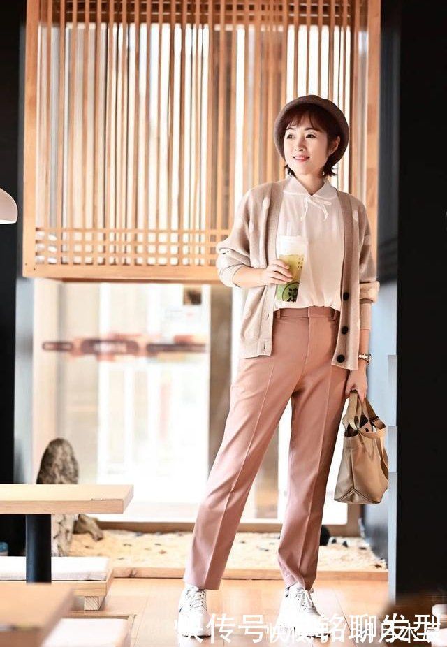 针织衫|50多岁的她,穿衣打扮时尚减龄像个小女生,看不出真实的年龄