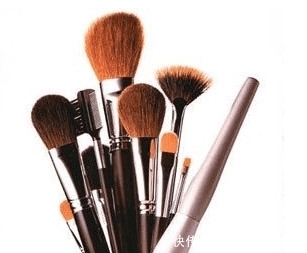 不好好卸妆和护肤的妹子,十年后皮肤有什么差别?结果一目了然