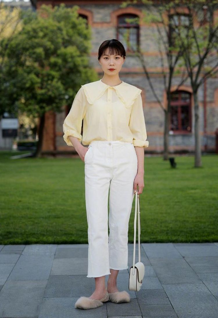 典雅|街拍:职业装搭配高跟鞋,衬托出白皙的皮肤,和整体风格时尚典雅