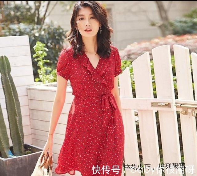 大胸 胸大的女生,穿裙子尽量远离这三种款式,又胖又壮!