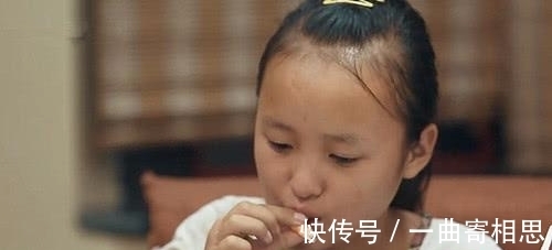 《变形计》农村女孩不会吃虾,阔太却说出9字,女孩当场傻掉