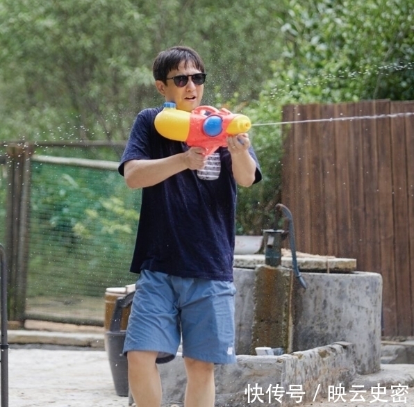 刘晓邑|夺笋啊!《向往5》打水仗,黄渤直接用盆泼,黄磊在水里倒醋