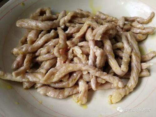  油盐不进的豇豆要怎么炒好吃，配点肉丝、榨菜给它，鲜香又美味