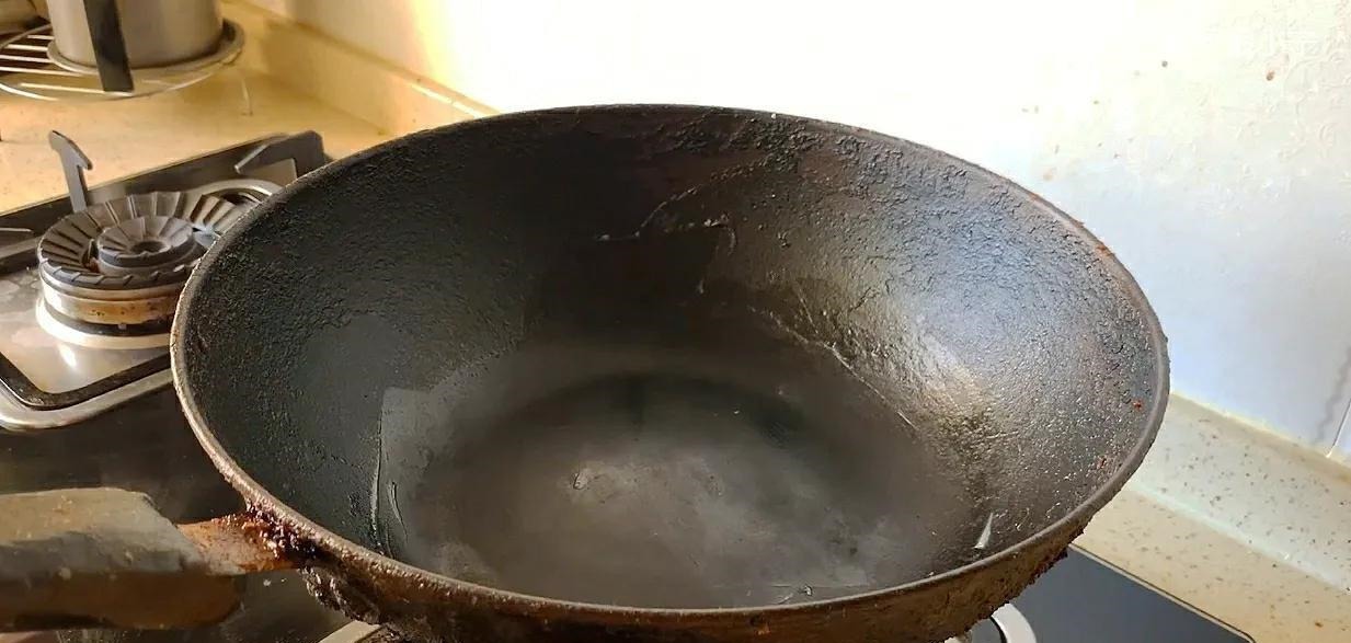 铁锅，锅底黑垢油污多怎么去除？教你一招，铁锅立马变新锅