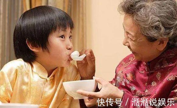 表情|爷爷被孙女打扮成贵妇,表情逗乐众人,网友同款爷爷