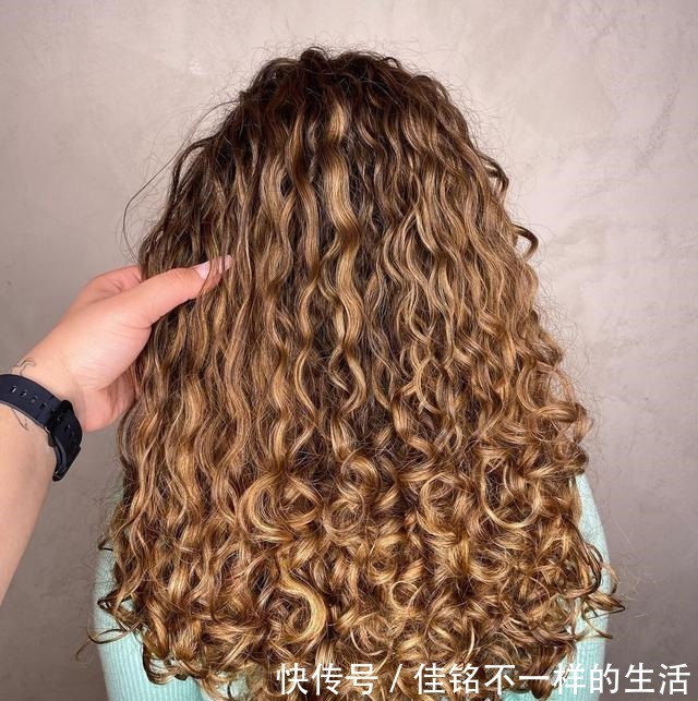 发量 女发这样做,没想到如此美,是该换一换自己的发型了!