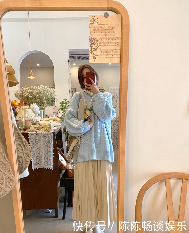 来凹造型|“雾霾蓝”已经过时了!冬天流行“奶油蓝色”毛衣,让你白得发亮