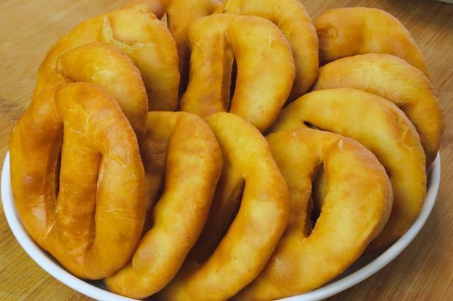 奶奶用了30年的炸油饼秘诀，金黄酥脆，个个空心，比买的好吃