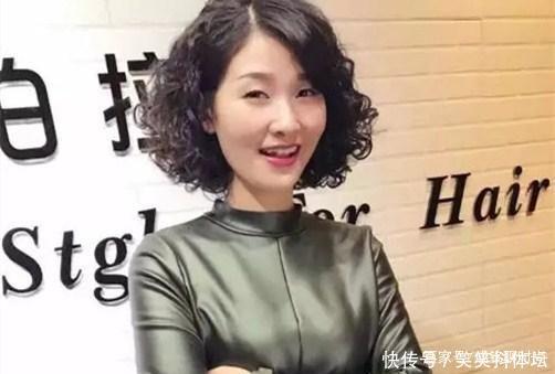 中老年人|五六十岁的女人,别总烫盖半耳短发,试试露耳小爆卷,减龄又洋气