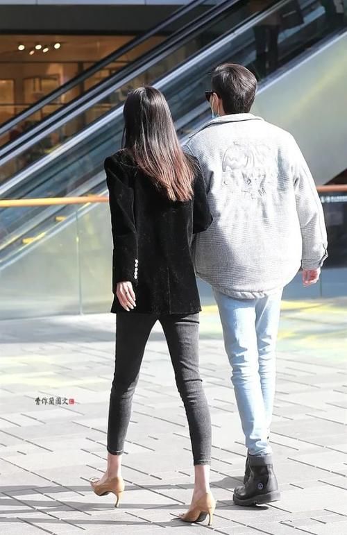 街拍：美女，用尖头细高跟添彩春装