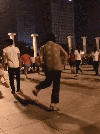 |搞笑GIF:扎心了 遇到这种情况 先捂住膝盖还是先捂脸