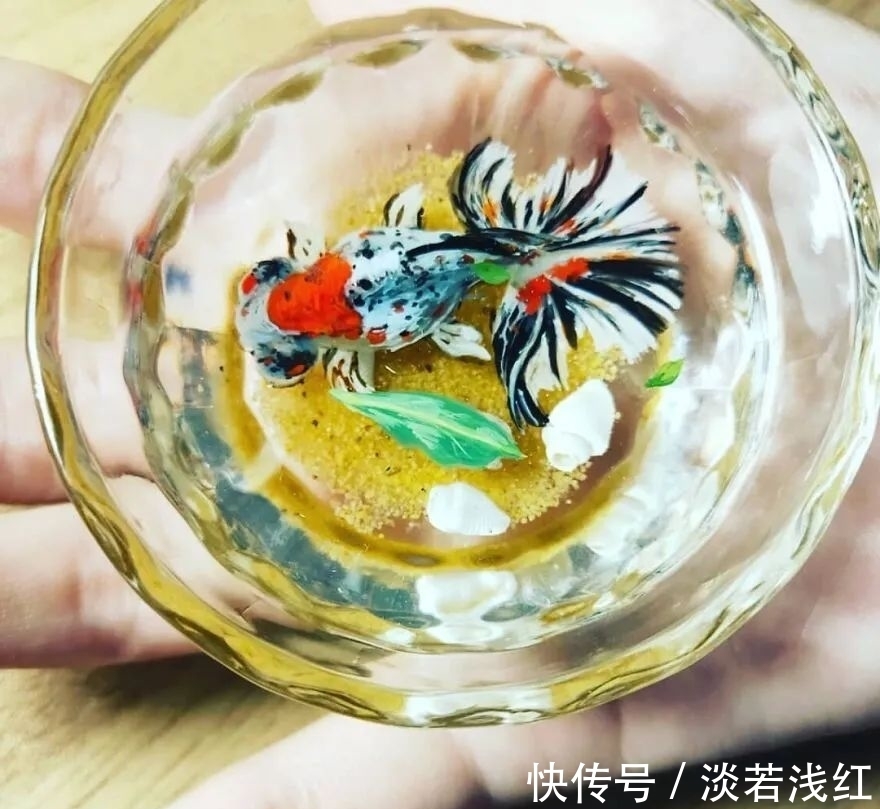 树脂画|他笔下的鱼“活”了，仿佛在游动，独特的3D树脂艺术令人惊叹