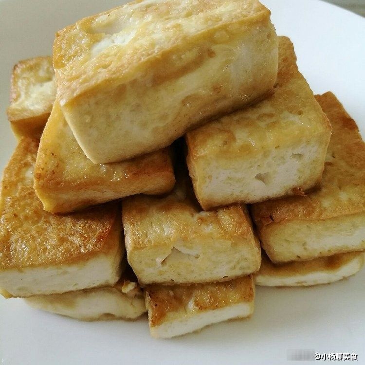 食用盐|无论煎鱼还是煎豆腐，别再直接下锅！只需一招，嫩滑不粘锅还完整