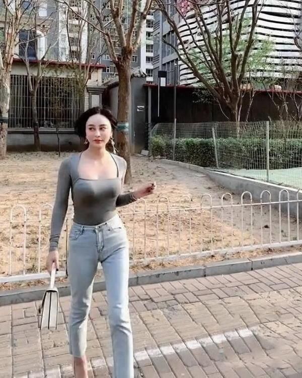 气质 街拍:粉色长袖连衣裙打造独特气质,超衬御姐风,简约耐看更迷人