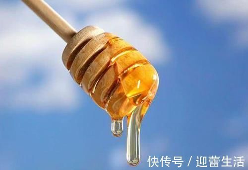 长期失眠|长期失眠，5大危害会“如约而至”，吃好4物，助你沾床就睡