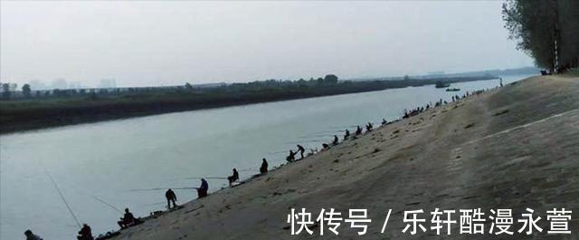 湖北一河道成天然黑坑,成百上千的钓友蜂拥而至,钓王邓刚也来了