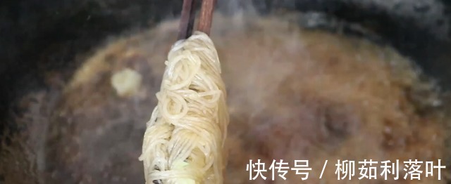 炒包菜时，记住不要直接下锅炒，好多人一直做错，难怪做的不好吃！
