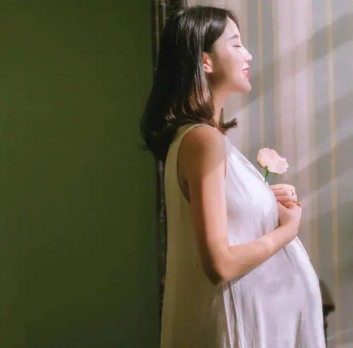 小杨|朋友圈晒出孕妇照,却被亲戚纷纷排斥:你咋不穿多点,不知检点