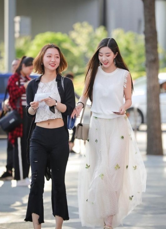 路人街拍,高颜值的小姐姐,身姿迷人凹凸,尽显性感女人味