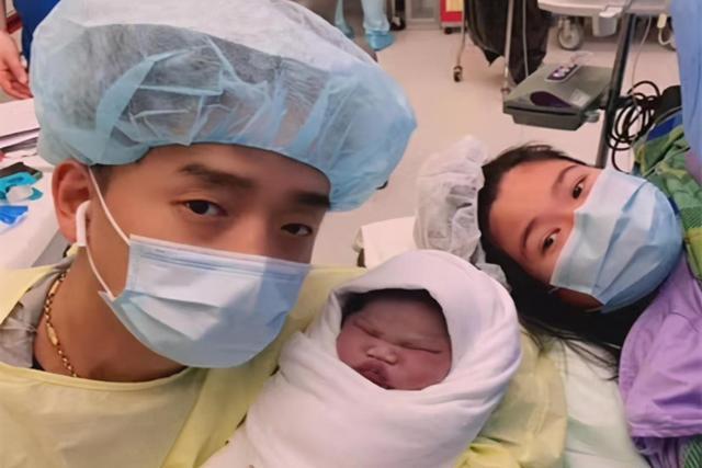 臭脸|“臭脸新生儿”走红网络,出生就带着怨气,网友:在娘胎里受气了