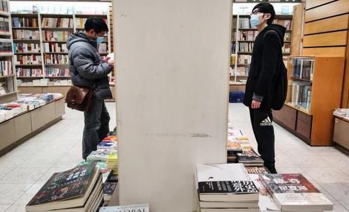 中年|这个春节假期，有些青年在上海书城席地而坐，在书香中度过……