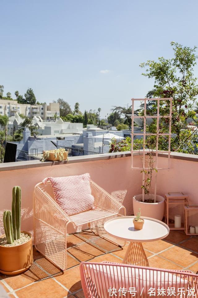 住进|比大白墙耐看，这个出租屋的墙面设计，仿佛住进了电影里