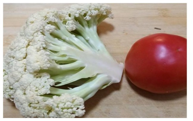 花菜不要直接入锅炒，只要多加1步骤，花菜口感酸脆，特别下饭！