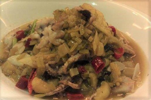 酸菜|酸菜炒鱿鱼,鱿鱼美味营养,酸菜开胃下饭