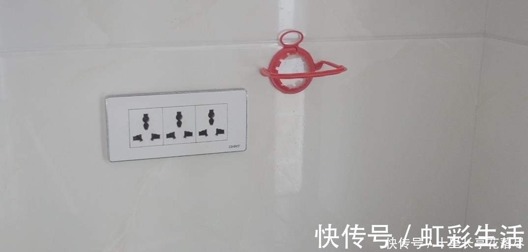 桶装水上的塑料提手别扔了,留在家里有大用处,看完去试试