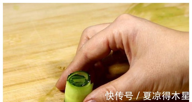 凉拌皮蛋|凉拌皮蛋怎样切才不粘刀，教你1个小技巧，皮蛋完好切不碎！