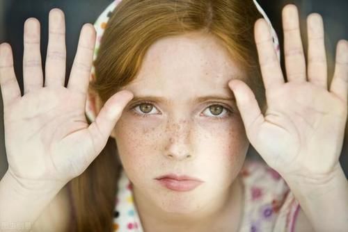 42岁女子坚持用蛋清敷脸,皮肤慢慢变白,皮肤科医生:值得学习